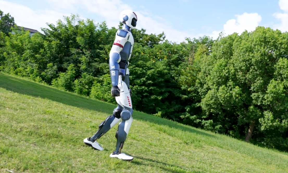 王兴兴回应“机器人模型架构落后”争议：优质数据采集处在模糊阶段