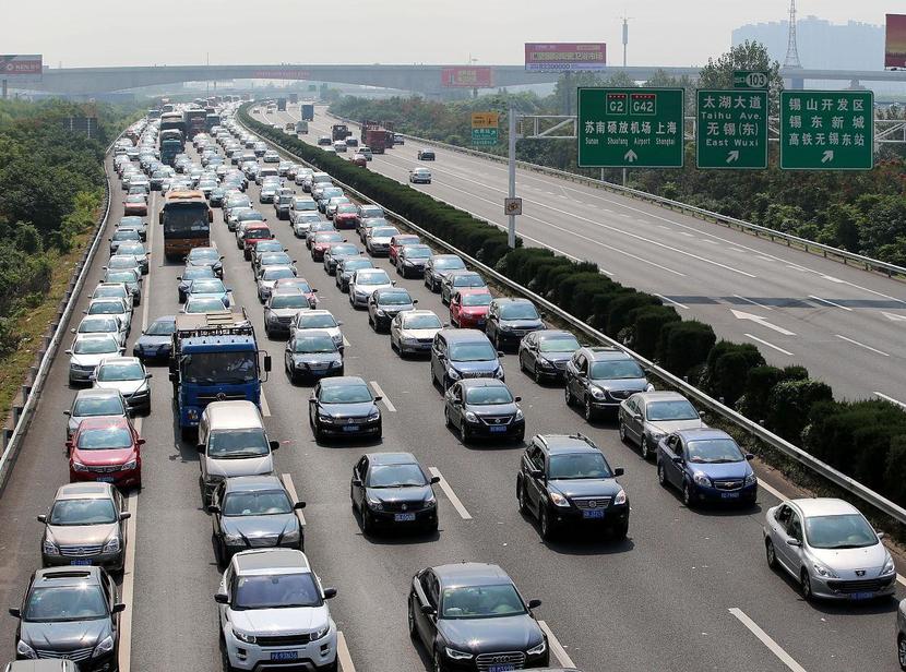 新能源车主两大难：高速堵成狗，服务区充电排队叫号