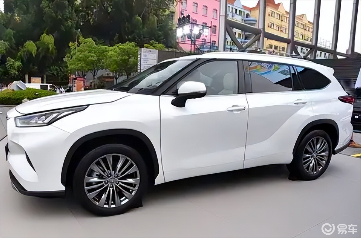 26款汉兰达24.98万起售,全系标配15.6英寸中控屏