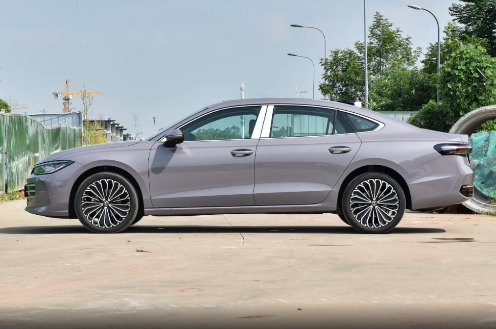 20万左右热门中型车如何选？大众帕萨特对比丰田亚洲龙