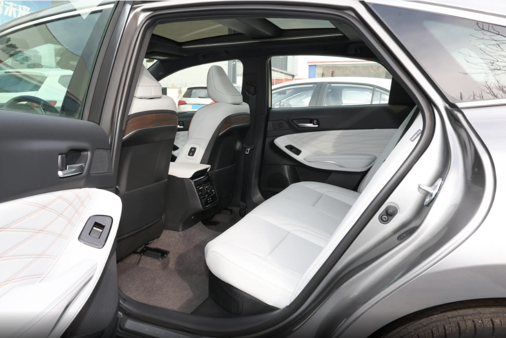 20万左右热门中型车如何选?大众帕萨特对比丰田亚洲龙