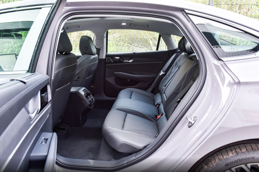 20万左右热门中型车如何选?大众帕萨特对比丰田亚洲龙