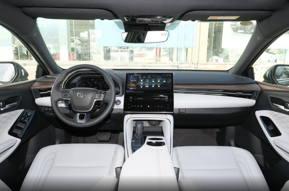 20万左右热门中型车如何选?大众帕萨特对比丰田亚洲龙