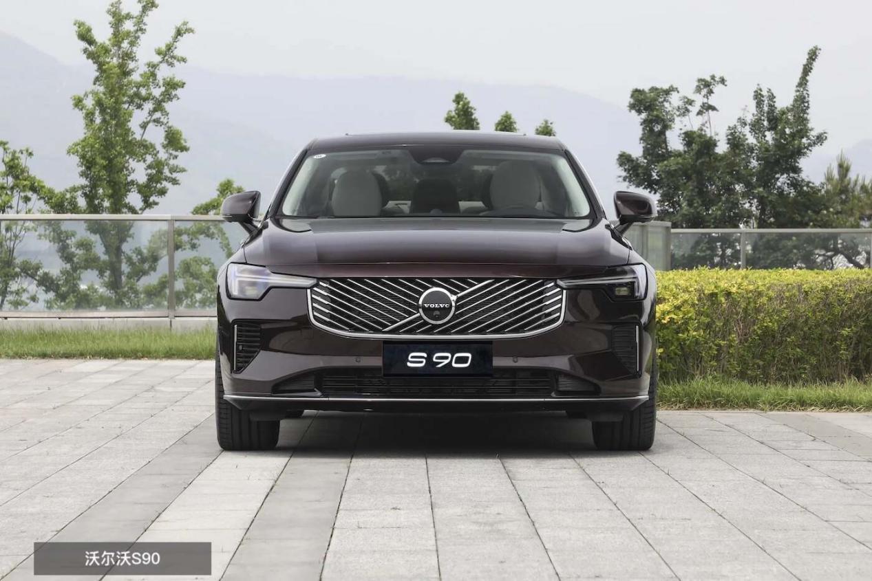 传统豪华C级对决:奥迪A6L与沃尔沃S90,选谁合适?