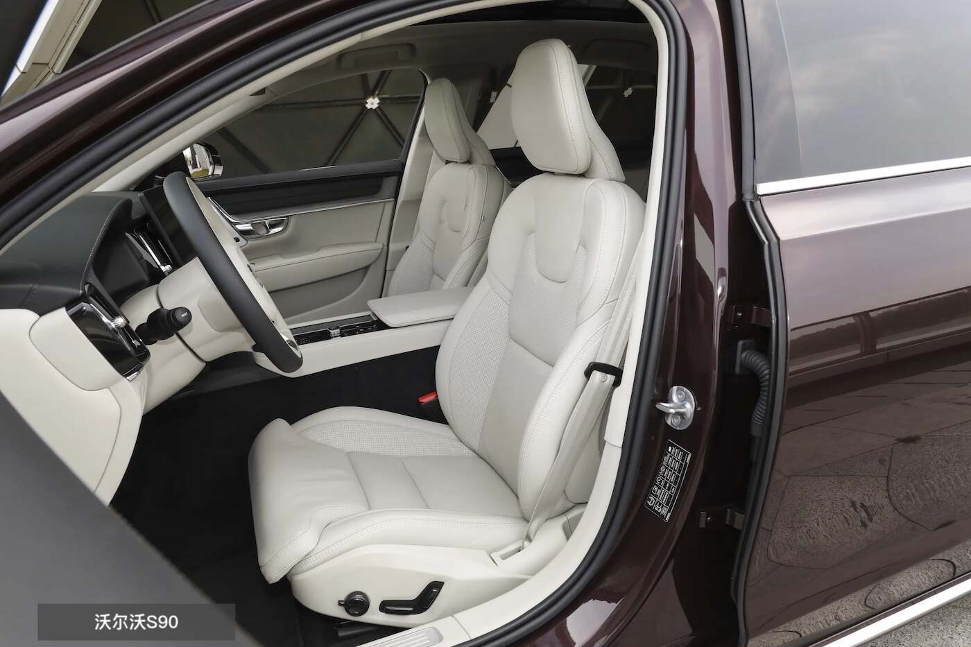 传统豪华C级对决:奥迪A6L与沃尔沃S90,选谁合适?