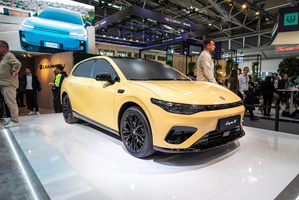 无框门+激光雷达，年轻人第一台轿跑，预售10.58万起