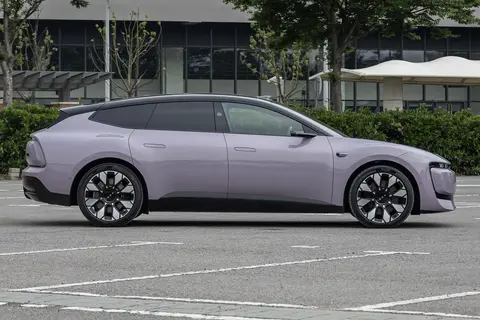 奥迪放大招了！新SUV直降3万，配置拉满，性价比完爆特斯拉