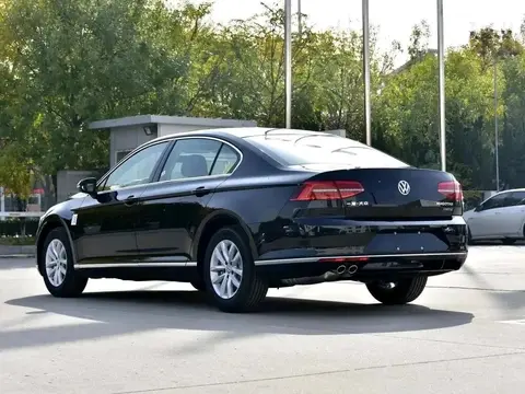 20多万落地！迈腾380 vs 奥迪A4：鸡头凤尾差距太大，别买错